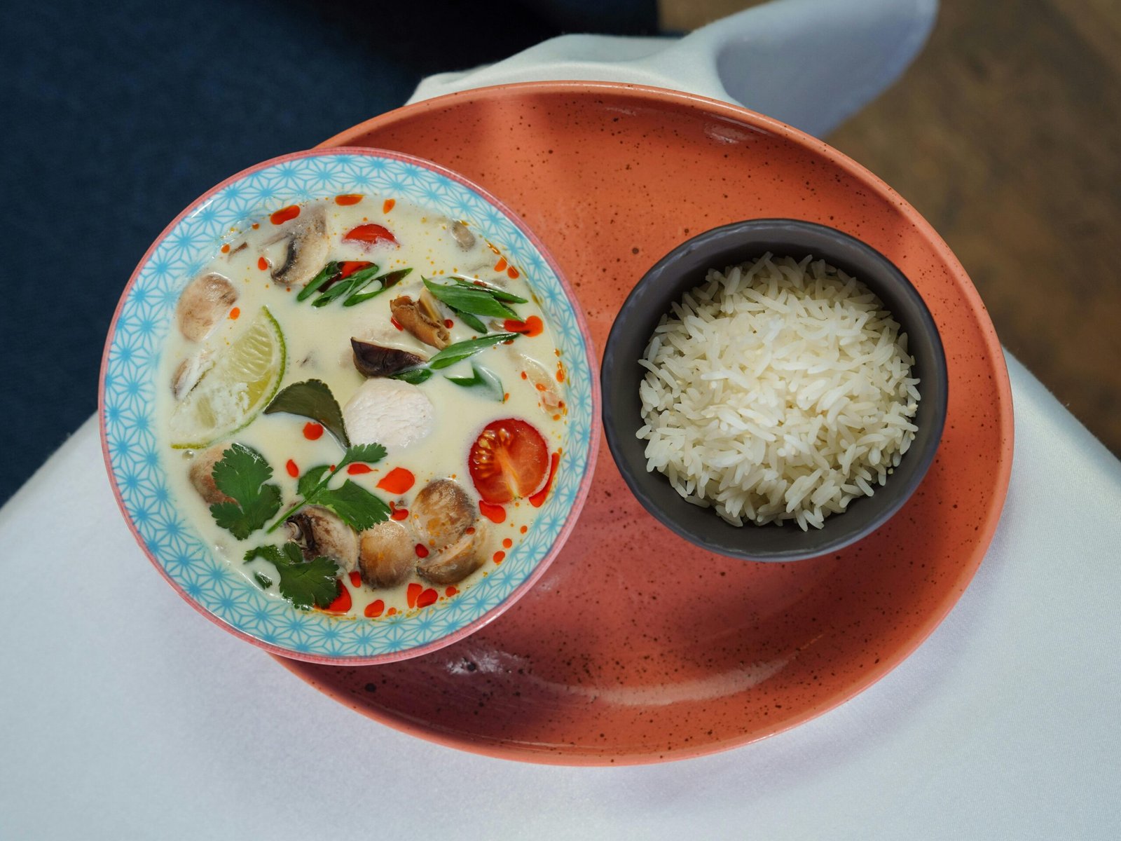 5 Étapes Simples pour Préparer une Soupe Tom Kha Réconfortante et Énergisante